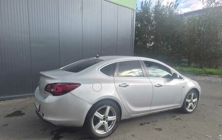 Opel Astra J, 2013 год, 620 000 рублей, 2 фотография