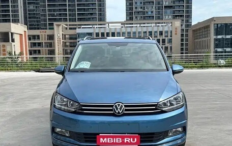 Volkswagen Touran III, 2022 год, 1 392 000 рублей, 2 фотография