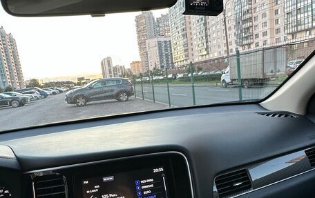 Mitsubishi Outlander III рестайлинг 3, 2022 год, 2 350 000 рублей, 9 фотография