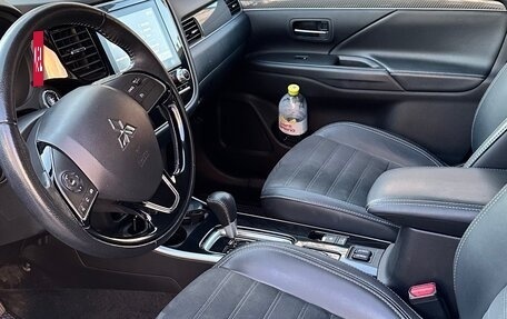 Mitsubishi Outlander III рестайлинг 3, 2022 год, 2 350 000 рублей, 10 фотография