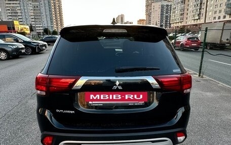 Mitsubishi Outlander III рестайлинг 3, 2022 год, 2 350 000 рублей, 5 фотография
