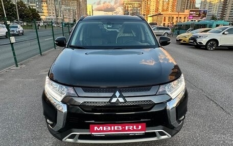 Mitsubishi Outlander III рестайлинг 3, 2022 год, 2 350 000 рублей, 2 фотография