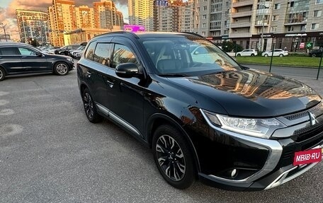Mitsubishi Outlander III рестайлинг 3, 2022 год, 2 350 000 рублей, 3 фотография