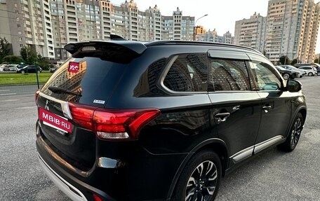 Mitsubishi Outlander III рестайлинг 3, 2022 год, 2 350 000 рублей, 4 фотография
