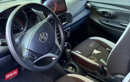 Toyota Yaris XP150 рестайлинг, 2022 год, 2 000 000 рублей, 7 фотография
