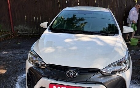 Toyota Yaris XP150 рестайлинг, 2022 год, 2 000 000 рублей, 2 фотография