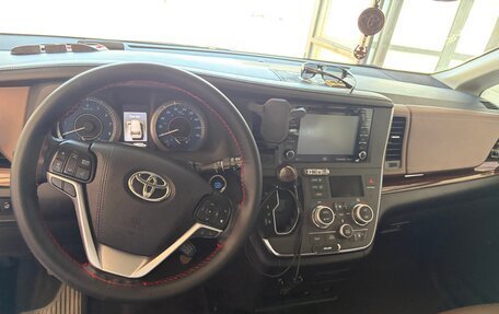 Toyota Sienna III, 2018 год, 3 750 000 рублей, 3 фотография