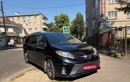 Toyota Sienna III, 2018 год, 3 750 000 рублей, 2 фотография