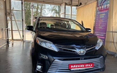 Toyota Sienna III, 2018 год, 3 750 000 рублей, 5 фотография