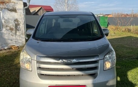 Toyota Noah III, 2009 год, 1 250 000 рублей, 3 фотография