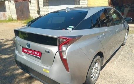 Toyota Prius IV XW50, 2018 год, 1 500 000 рублей, 3 фотография