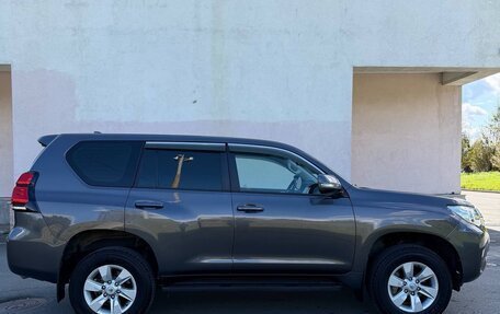 Toyota Land Cruiser Prado 150 рестайлинг 2, 2021 год, 4 500 000 рублей, 6 фотография