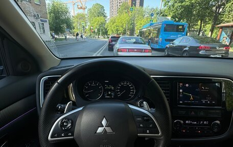 Mitsubishi Outlander III рестайлинг 3, 2014 год, 1 800 000 рублей, 5 фотография