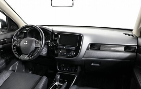 Mitsubishi Outlander III рестайлинг 3, 2018 год, 1 849 000 рублей, 13 фотография