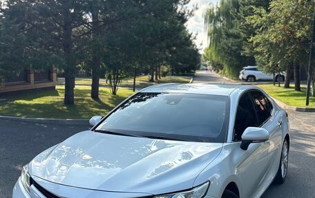 Toyota Camry, 2021 год, 3 070 000 рублей, 2 фотография