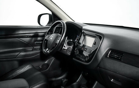 Mitsubishi Outlander III рестайлинг 3, 2016 год, 1 425 000 рублей, 13 фотография