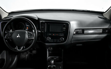Mitsubishi Outlander III рестайлинг 3, 2016 год, 1 425 000 рублей, 14 фотография