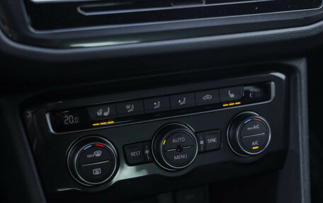 Volkswagen Tiguan II, 2018 год, 2 499 000 рублей, 17 фотография