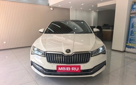 Skoda Superb III рестайлинг, 2022 год, 1 980 000 рублей, 1 фотография