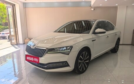 Skoda Superb III рестайлинг, 2022 год, 1 980 000 рублей, 2 фотография