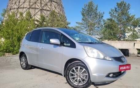 Honda Fit III, 2010 год, 810 000 рублей, 2 фотография