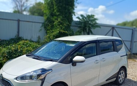 Toyota Sienta II, 2021 год, 1 500 000 рублей, 2 фотография