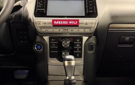Toyota Land Cruiser Prado 150 рестайлинг 2, 2018 год, 4 599 000 рублей, 28 фотография