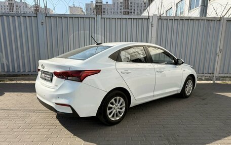 Hyundai Solaris II рестайлинг, 2017 год, 990 000 рублей, 2 фотография