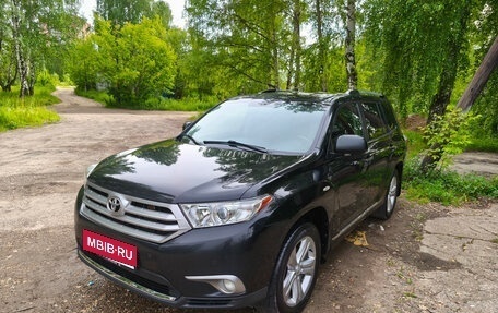 Toyota Highlander III, 2013 год, 2 370 000 рублей, 2 фотография