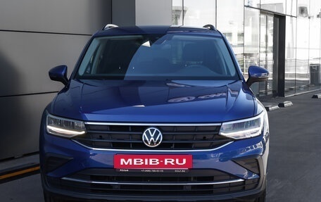Volkswagen Tiguan II, 2021 год, 2 898 000 рублей, 2 фотография