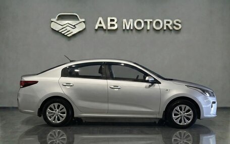 KIA Rio IV, 2018 год, 895 000 рублей, 3 фотография