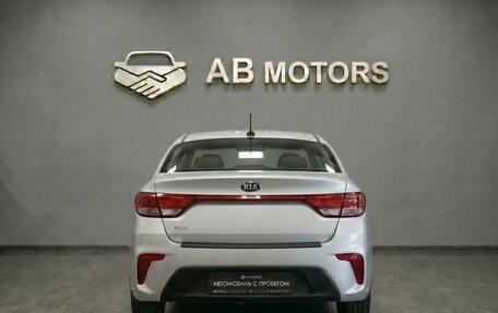 KIA Rio IV, 2018 год, 895 000 рублей, 5 фотография