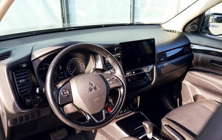 Mitsubishi Outlander III рестайлинг 3, 2019 год, 2 049 000 рублей, 15 фотография