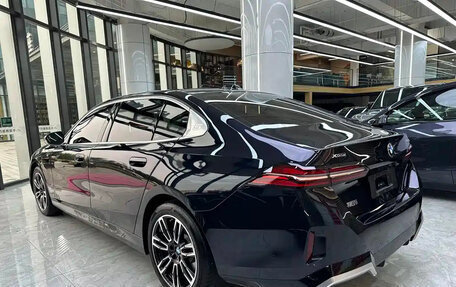 BMW 5 серия, 2025 год, 6 990 000 рублей, 4 фотография