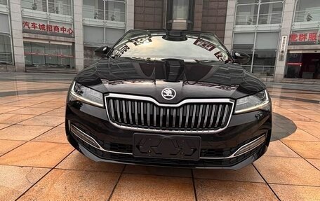 Skoda Superb III рестайлинг, 2023 год, 2 660 000 рублей, 2 фотография