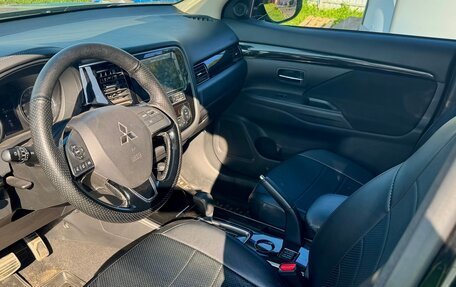 Mitsubishi Outlander III рестайлинг 3, 2020 год, 2 350 000 рублей, 4 фотография