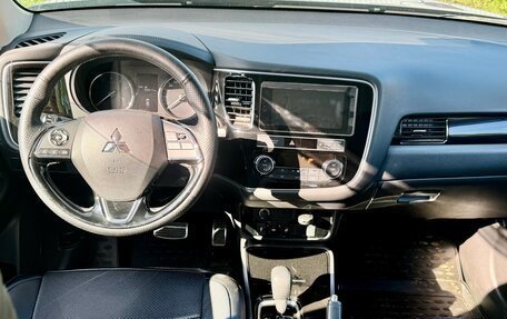 Mitsubishi Outlander III рестайлинг 3, 2020 год, 2 350 000 рублей, 5 фотография
