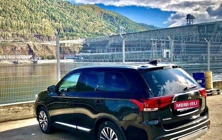 Mitsubishi Outlander III рестайлинг 3, 2020 год, 2 350 000 рублей, 2 фотография