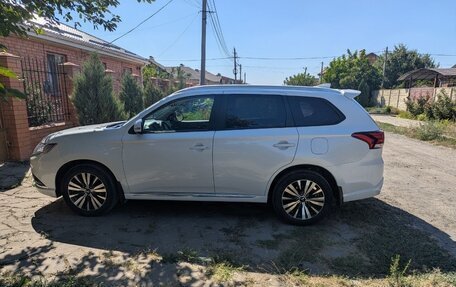 Mitsubishi Outlander III рестайлинг 3, 2022 год, 3 200 000 рублей, 1 фотография