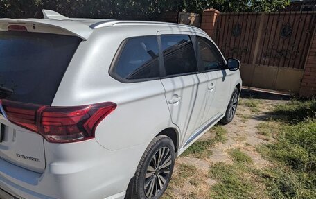 Mitsubishi Outlander III рестайлинг 3, 2022 год, 3 200 000 рублей, 6 фотография