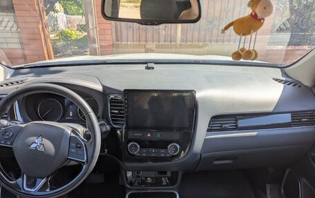 Mitsubishi Outlander III рестайлинг 3, 2022 год, 3 200 000 рублей, 11 фотография