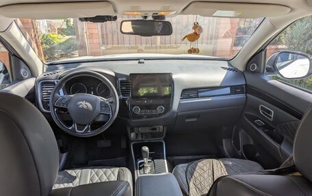 Mitsubishi Outlander III рестайлинг 3, 2022 год, 3 200 000 рублей, 12 фотография