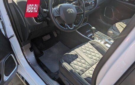 Mitsubishi Outlander III рестайлинг 3, 2022 год, 3 200 000 рублей, 8 фотография