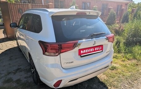 Mitsubishi Outlander III рестайлинг 3, 2022 год, 3 200 000 рублей, 5 фотография