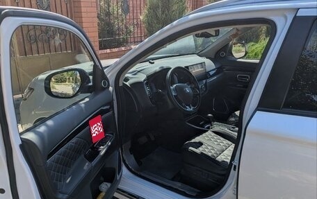 Mitsubishi Outlander III рестайлинг 3, 2022 год, 3 200 000 рублей, 7 фотография