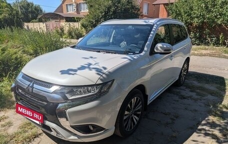 Mitsubishi Outlander III рестайлинг 3, 2022 год, 3 200 000 рублей, 4 фотография