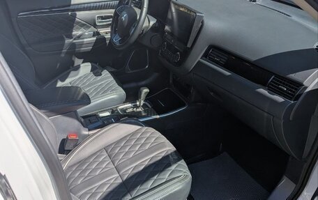Mitsubishi Outlander III рестайлинг 3, 2022 год, 3 200 000 рублей, 16 фотография