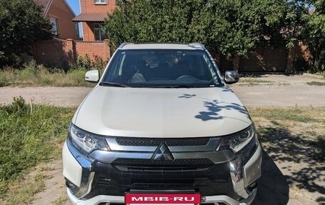 Mitsubishi Outlander III рестайлинг 3, 2022 год, 3 200 000 рублей, 2 фотография