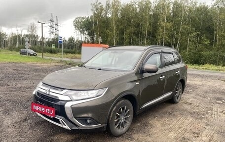 Mitsubishi Outlander III рестайлинг 3, 2019 год, 1 600 000 рублей, 2 фотография