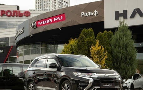 Mitsubishi Outlander III рестайлинг 3, 2019 год, 2 098 000 рублей, 4 фотография